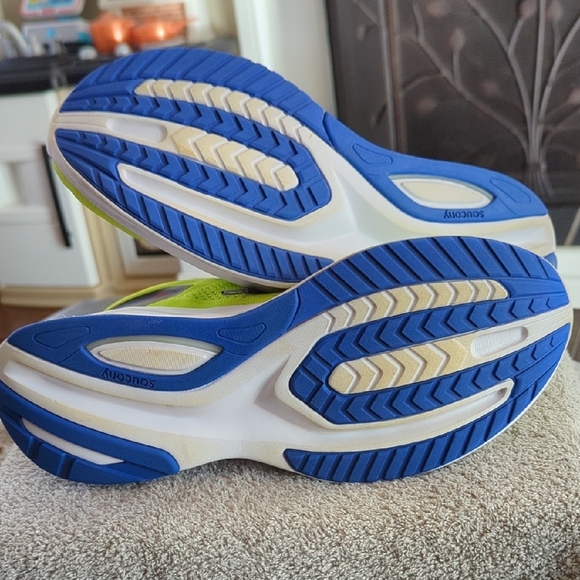 Saucony Men's Size 10 Neon Yellow Running Shoes Awesome Shape!!!! - Picture 8 of 15